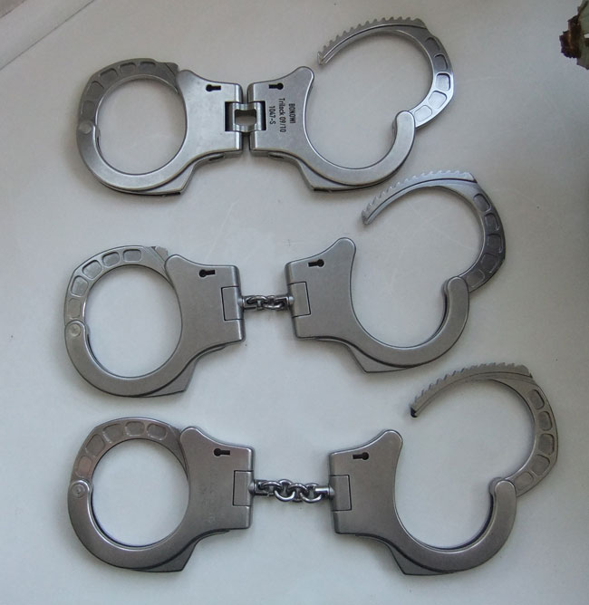 MetalbondNYC_gay_male_bondage_handcuffs_02